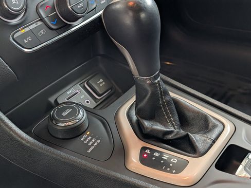 Used 2014 Jeep Cherokee Limited w/ Trailer Tow Group image 27