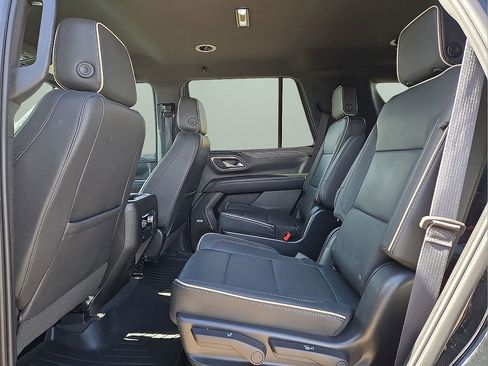 Used 2023 GMC Yukon SLT w/ SLT Luxury Package image 17