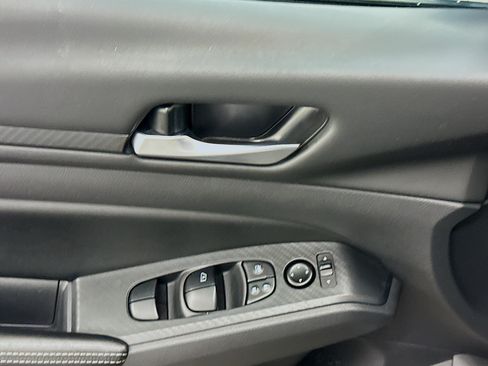 Used 2025 Nissan Altima 2.5 SV FWD image 15