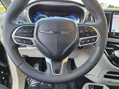 Used 2024 Chrysler Pacifica Touring-L image 22