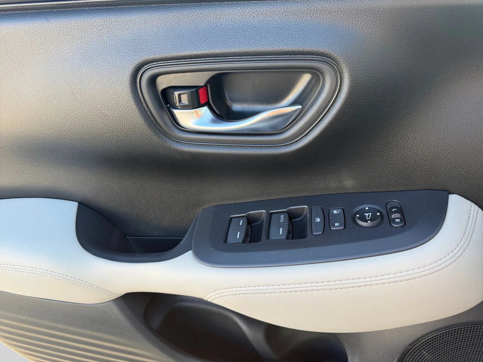 Used 2025 Honda HR-V LX image 14