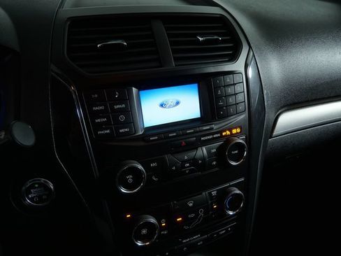 Used 2018 Ford Explorer XLT AWD/4WD image 18