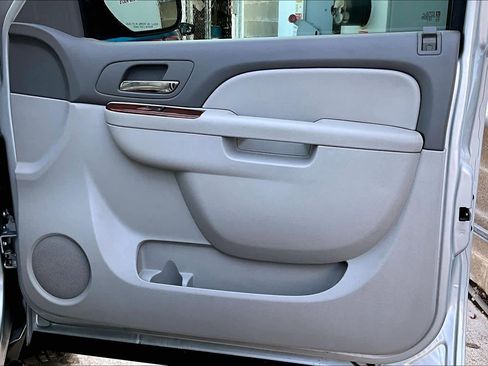 Used 2010 Chevrolet Suburban LT image 22