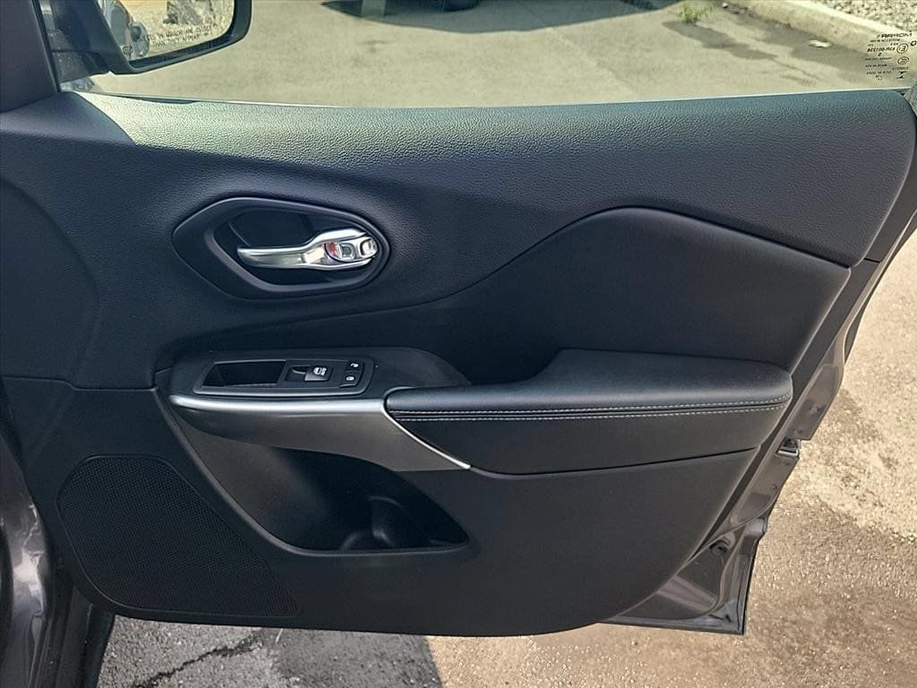 Used 2019 Jeep Cherokee Limited AWD/4WD image 30