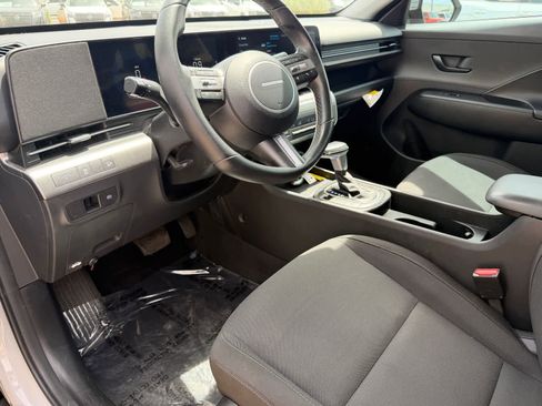 Used 2024 Hyundai Kona SEL FWD image 2
