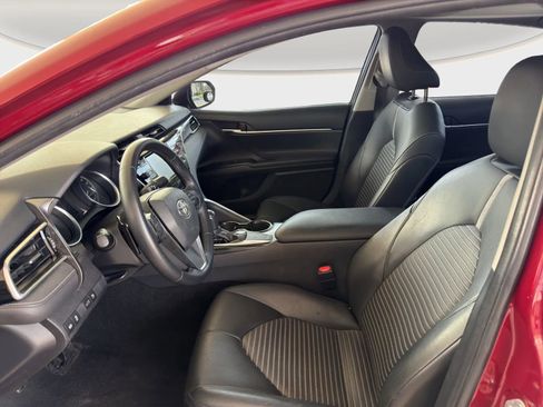 Used 2018 Toyota Camry SE w/ Moonroof Package FWD image 8