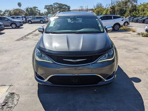 Used 2017 Chrysler Pacifica Limited image 4