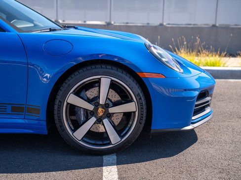 Certified 2025 Porsche 911 Carrera RWD image 9