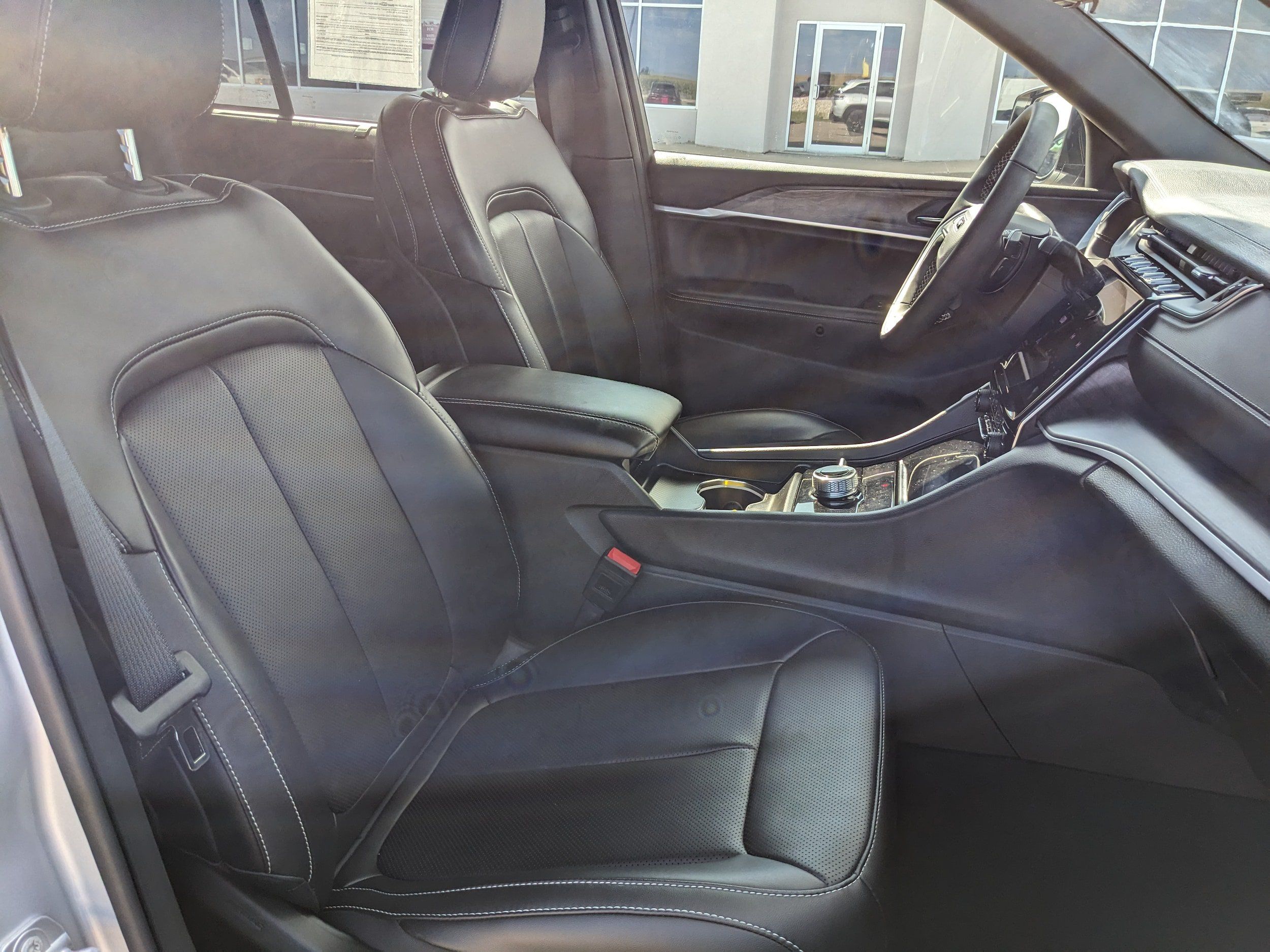 Used 2025 Jeep Grand Cherokee Limited w/ Luxury Tech Group II AWD/4WD image 42