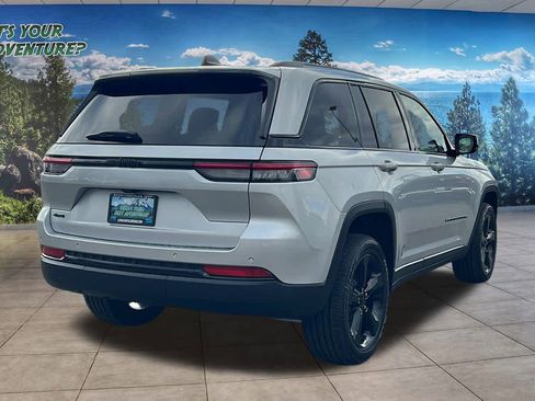 New 2025 Jeep Grand Cherokee Altitude image 5