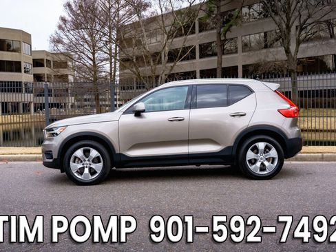 Used 2022 Volvo XC40 T5 Momentum image 7