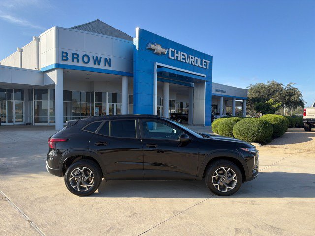 Used 2025 Chevrolet Trax LT FWD image 1