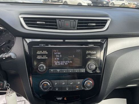 Used 2016 Nissan Rogue S w/ Appearance Package image 18