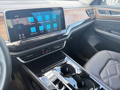 Used 2025 Volkswagen Atlas SE image 24