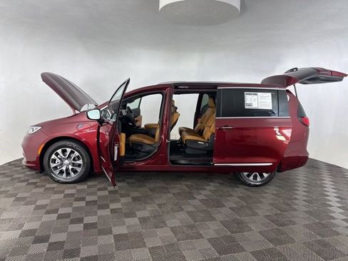 Used 2023 Chrysler Pacifica Pinnacle image 9