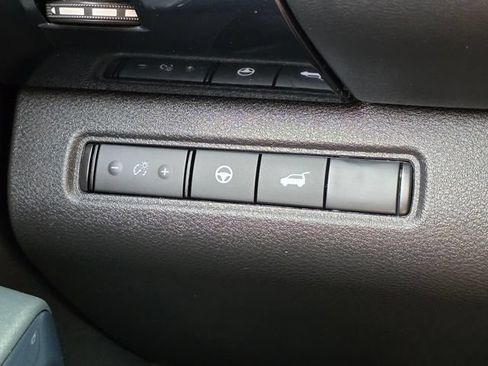 Used 2025 Nissan Pathfinder SV FWD image 41
