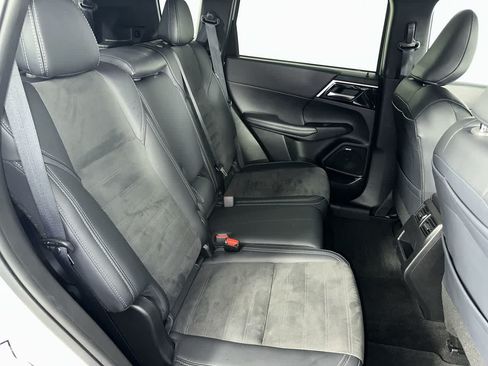 Used 2025 Mitsubishi Outlander SE FWD image 21