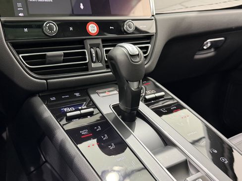 Certified 2025 Porsche Macan image 33