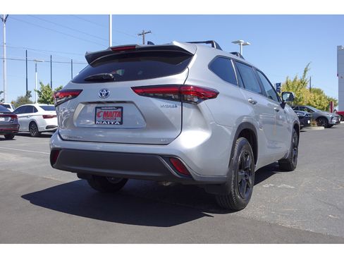Used 2023 Toyota Highlander LE AWD/4WD image 3
