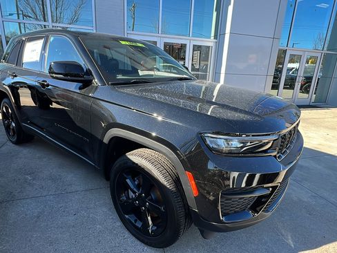 New 2025 Jeep Grand Cherokee Altitude image 5