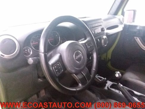 Used 2016 Jeep Wrangler Unlimited Sahara w/ Connectivity Group image 11