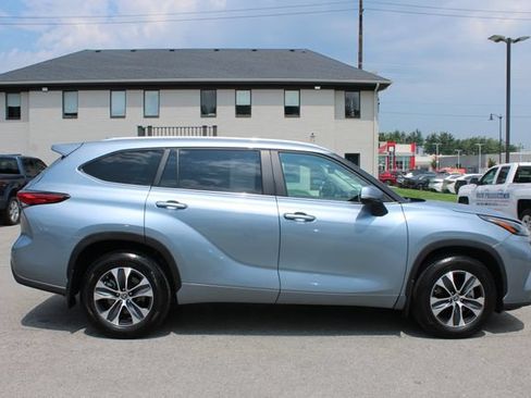 Used 2023 Toyota Highlander XLE AWD/4WD image 6