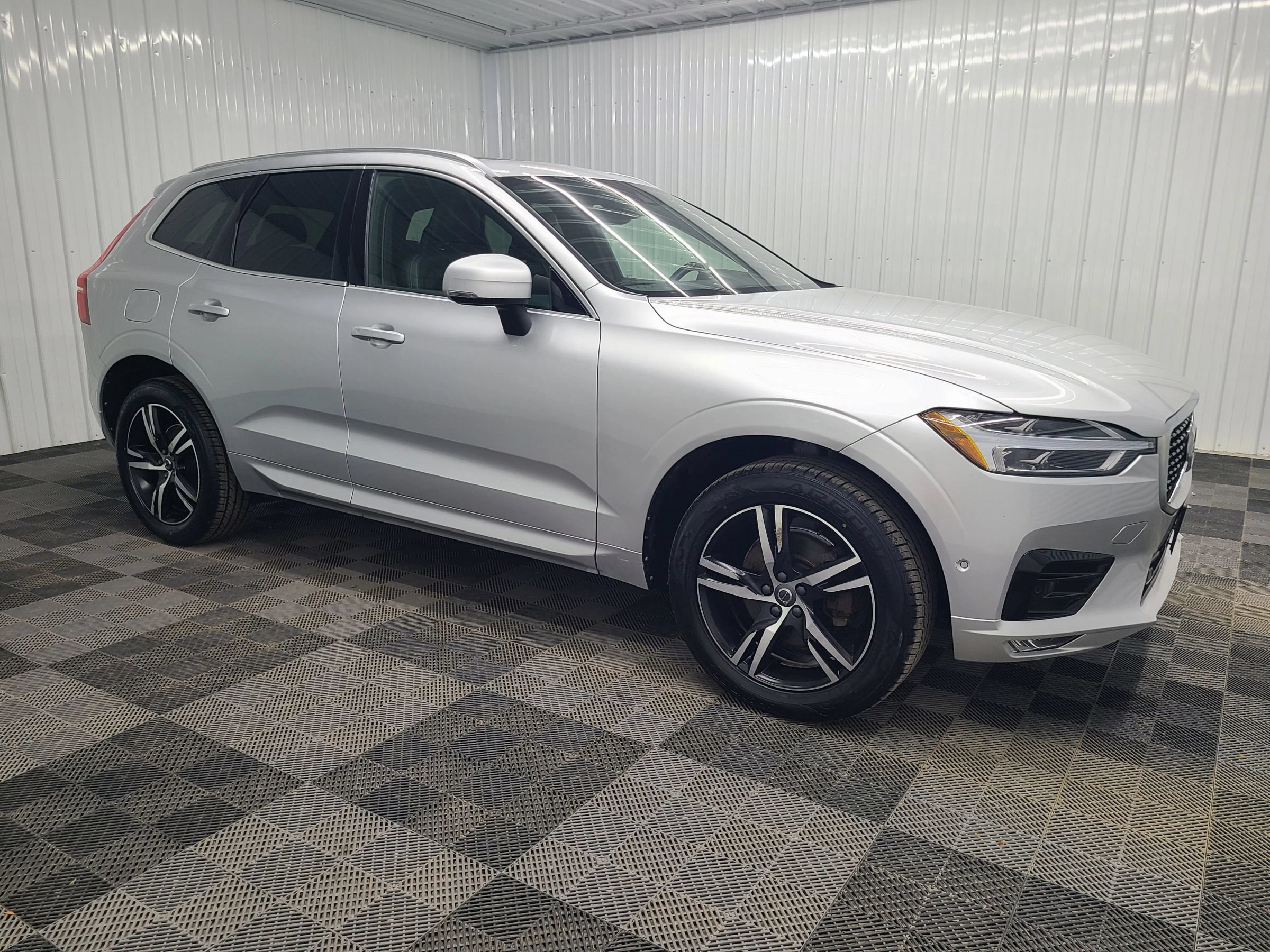 Used 2019 Volvo XC60 T5 R-Design AWD/4WD image 1