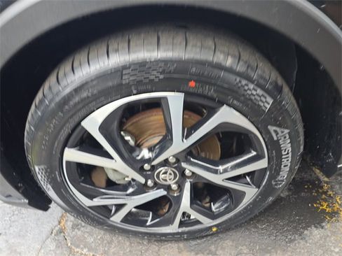 Used 2021 Toyota C-HR XLE image 9