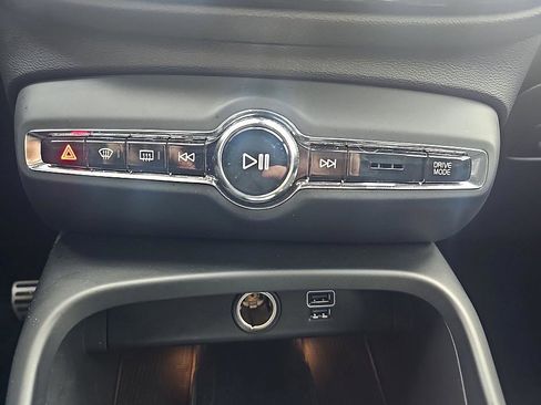 Used 2020 Volvo XC40 T4 R-Design w/ Protection Package image 26