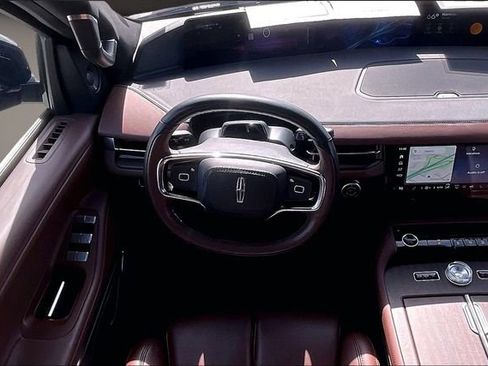 Used 2025 Lincoln Navigator Reserve image 5