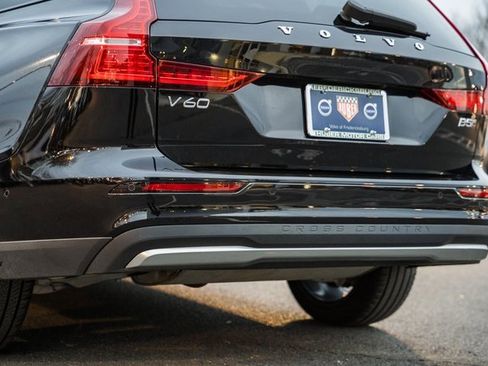 Used 2023 Volvo V60 B5 Cross Country Plus image 9
