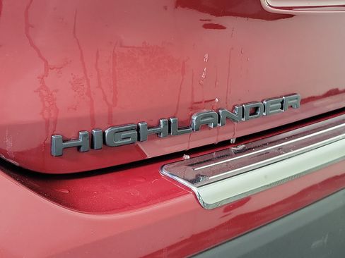 Used 2023 Toyota Highlander XLE image 24