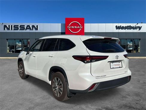 Used 2022 Toyota Highlander XLE image 7