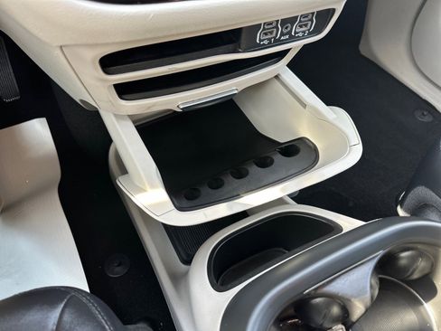 Used 2024 Chrysler Pacifica Touring-L image 37