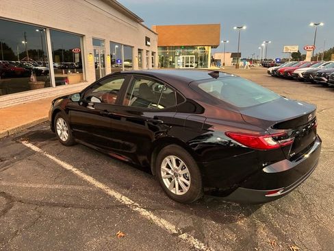 Used 2025 Toyota Camry LE FWD image 4
