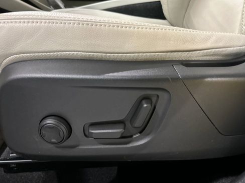 Certified 2024 Volvo XC40 B5 Plus w/ Protection Package Premier image 11