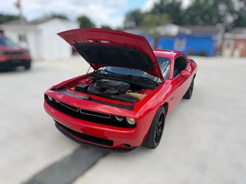 Used 2015 Dodge Challenger SXT RWD image 4