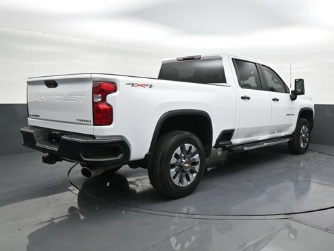Used 2023 Chevrolet Silverado 2500 Custom w/ Custom Value Package image 5