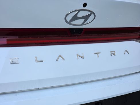 Used 2026 Hyundai Elantra Hybrid FWD image 34
