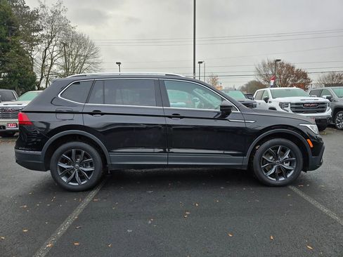 Used 2022 Volkswagen Tiguan SE image 2