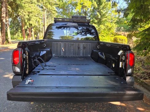 Used 2019 Toyota Tacoma TRD Off-Road w/ Technology Package AWD/4WD image 9