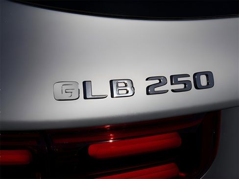 Certified 2025 Mercedes-Benz GLB 250 4MATIC image 8
