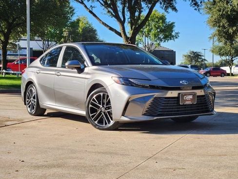 Used 2025 Toyota Camry XLE image 2