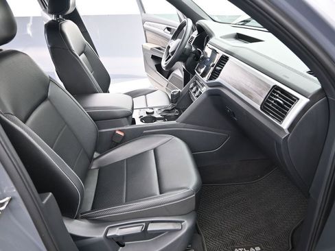 Used 2022 Volkswagen Atlas Cross Sport SE w/ Panoramic Sunroof Package image 24