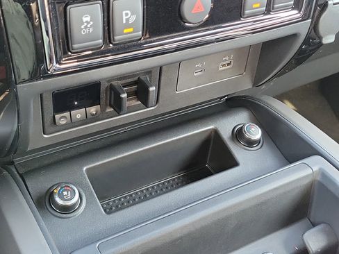 Used 2020 Nissan Titan Platinum Reserve w/ Moonroof Package image 22