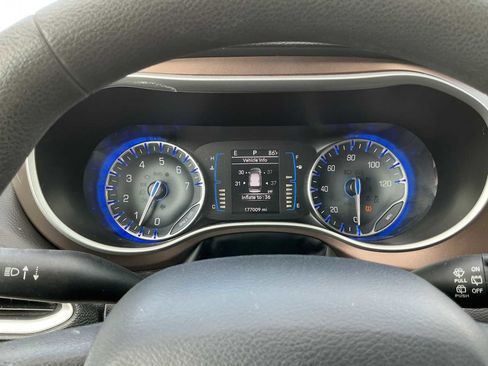 Used 2017 Chrysler Pacifica Touring Plus w/ Tire & Wheel Group FWD image 12