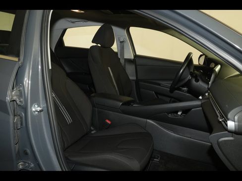 Used 2025 Hyundai Elantra SEL FWD image 30