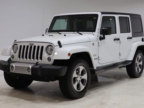 Used 2017 Jeep Wrangler Unlimited Sahara w/ Connectivity Group AWD/4WD image 3