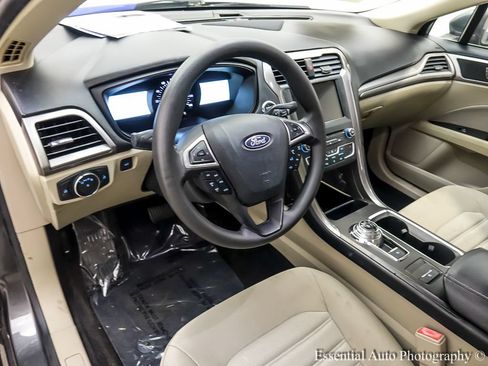 Certified 2018 Ford Fusion SE w/ Fusion SE Technology Package FWD image 10