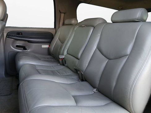 Used 2003 Chevrolet Suburban 4WD image 21